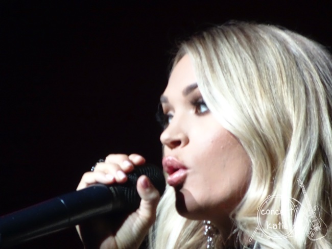 10 09 Carrie Underwood